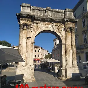Roman Arch- Low Budget Doublebed In Top Center , Pula Kroatien